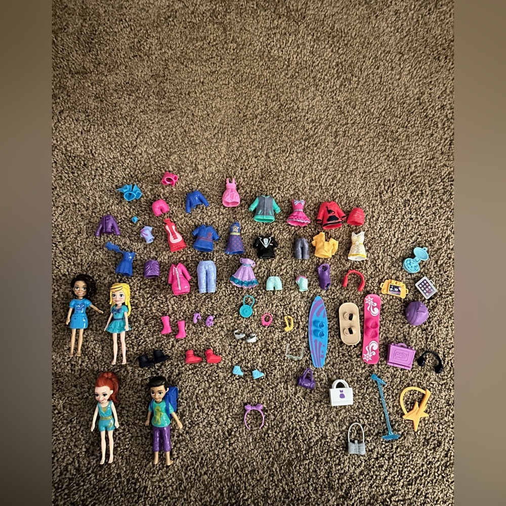 Polly Pocket Lot 4 Dolls, 6 Shoes, 26 Pieces Of Clothing And 20 Accessories